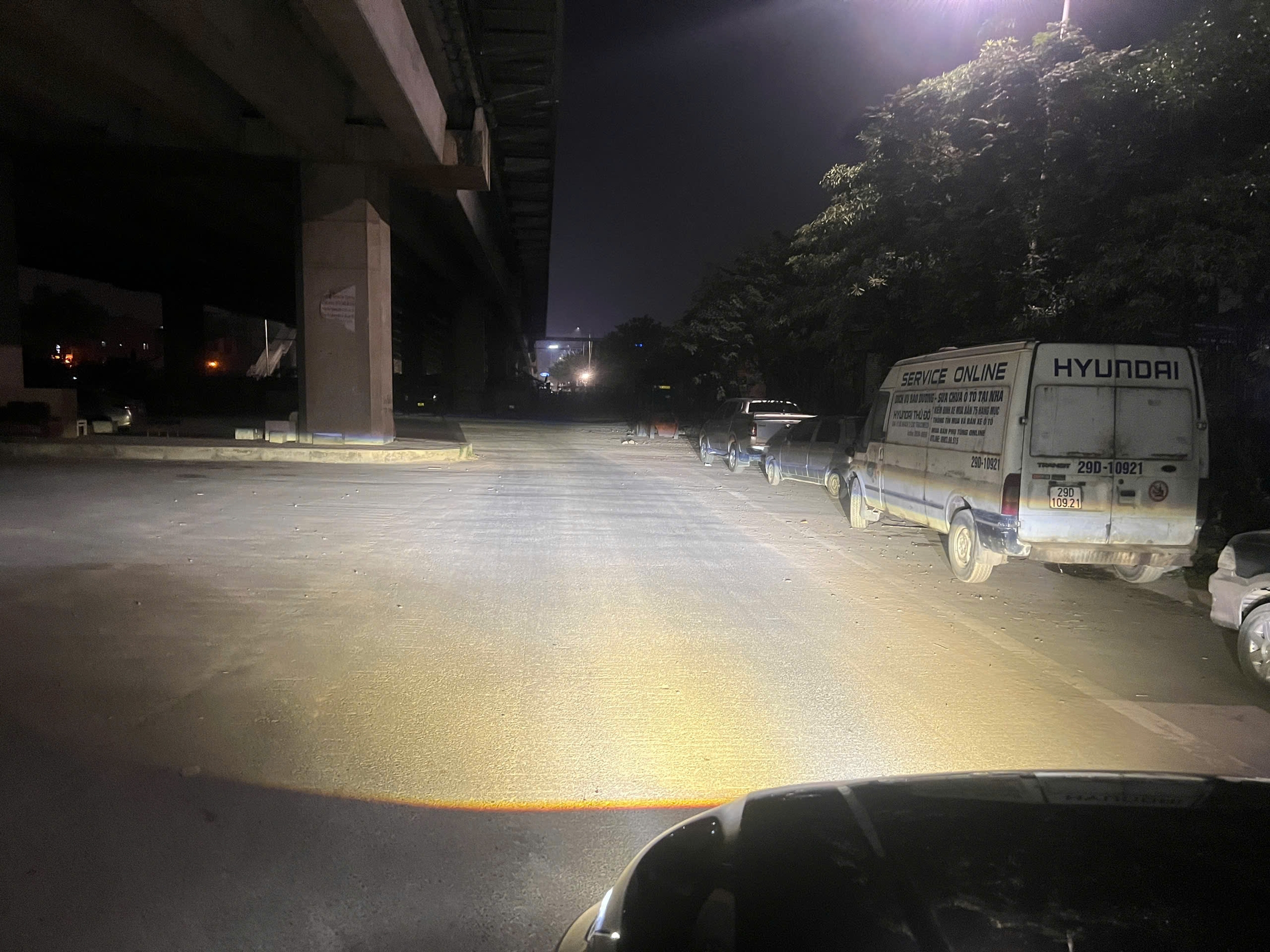 ánh sáng thực tế Triton lắp f10 pro